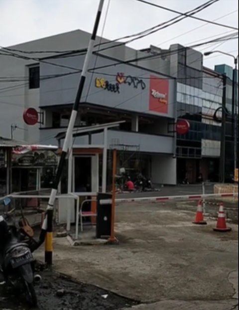 Pria Marah Bicara Kasar Sampai Buka Baju Tantang Jurnalis yang Liput Lowongan Kerja Bodong