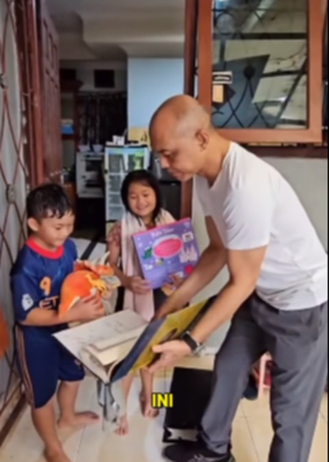 Awalnya Dikasih Siomay, Momen Jenderal Polisi Beri Hadiah Istimewa buat Sahabat Kecil di Komplek