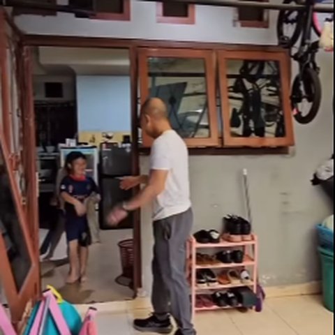 Awalnya Dikasih Siomay, Momen Jenderal Polisi Beri Hadiah Istimewa buat Sahabat Kecil di Komplek
