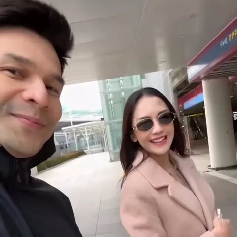 Potret Ririn Dwi dan Jonathan Frizzy ke Korea Operasi Kecantikan (Sumber: Instagram/ririndwiariyanti)