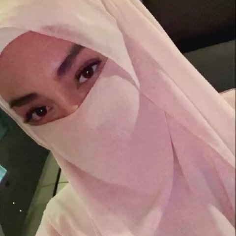Celine Evangelista Pilih Tampil Bercadar saat Jalani Umrah Usai Mualaf, Dipuji Cantik bak Bidadari Surga