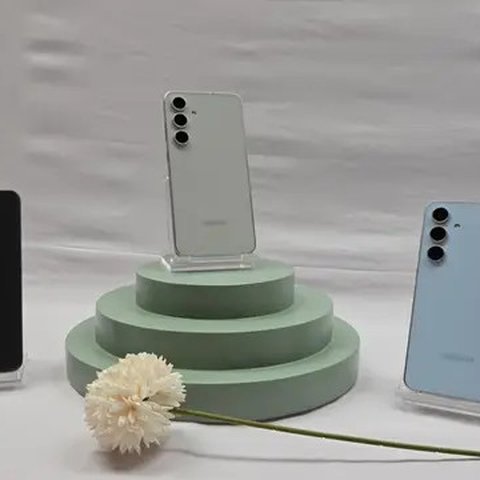 Samsung akhirnya mengumumkan Galaxy S24 FE, smartphone versi lebih terjangkau dari flagship Galaxy S24 Series. Perangkat ini hadir dengan harga Rp 9,9 jutaan, Galaxy AI, dan dalam tiga ops