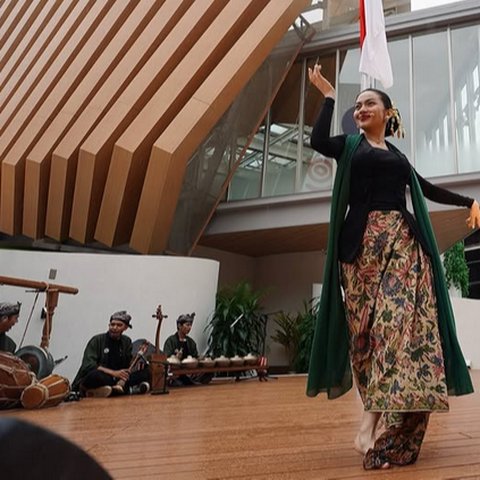 5 Potret Ariel Tatum Menari Jaipong Diiringi Gamelan Sunda di Osaka, Romantis Diiringi Rintik Hujan