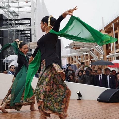 5 Potret Ariel Tatum Menari Jaipong Diiringi Gamelan Sunda di Osaka, Romantis Diiringi Rintik Hujan