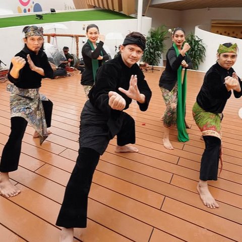 5 Potret Ariel Tatum Menari Jaipong Diiringi Gamelan Sunda di Osaka, Romantis Diiringi Rintik Hujan