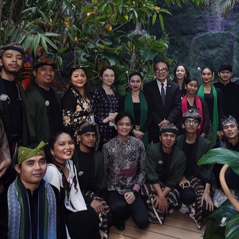 5 Potret Ariel Tatum Menari Jaipong Diiringi Gamelan Sunda di Osaka, Romantis Diiringi Rintik Hujan
