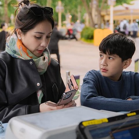 5 Gaya Old Money Nagita Slavina Selama Liburan di China, Simple tapi Berkelas!