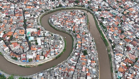 FOTO: Normalisasi Kali Ciliwung Tersendat Bertahun-tahun, Ternyata Ini Kendalanya