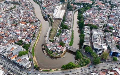 FOTO: Normalisasi Kali Ciliwung Tersendat Bertahun-tahun, Ternyata Ini Kendalanya