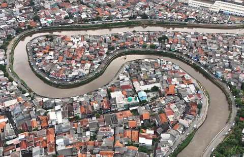 FOTO: Normalisasi Kali Ciliwung Tersendat Bertahun-tahun, Ternyata Ini Kendalanya
