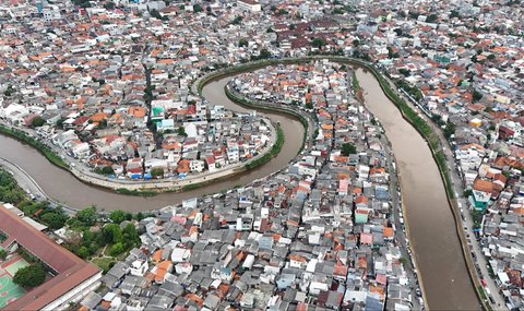 FOTO: Normalisasi Kali Ciliwung Tersendat Bertahun-tahun, Ternyata Ini Kendalanya