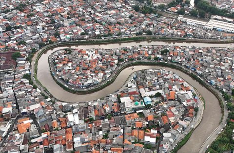 FOTO: Normalisasi Kali Ciliwung Tersendat Bertahun-tahun, Ternyata Ini Kendalanya