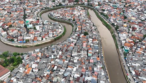 FOTO: Normalisasi Kali Ciliwung Tersendat Bertahun-tahun, Ternyata Ini Kendalanya