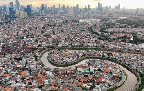 FOTO: Normalisasi Kali Ciliwung Tersendat Bertahun-tahun, Ternyata Ini Kendalanya