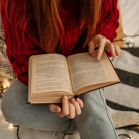 Ilustrasi Membaca Buku