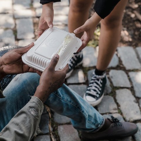 Ilustrasi Membantu Orang Lain