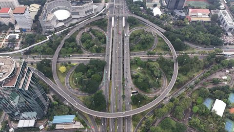 Foto udara memperlihatkan suasana lalu lintas di kawasan Semanggi, Jakarta, Kamis (3/4/2024). Sejumlah jalan protokol Jakarta, yang biasanya dipadati kendaraan, terpantau sepi pada hari keempat libur Lebaran atau Idulfitri 1446 Hijriah.