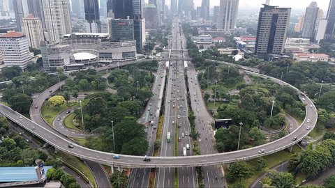Foto udara memperlihatkan suasana lalu lintas di kawasan Semanggi, Jakarta, Kamis (3/4/2024). Sejumlah jalan protokol Jakarta, yang biasanya dipadati kendaraan, terpantau sepi pada hari keempat libur Lebaran atau Idulfitri 1446 Hijriah.