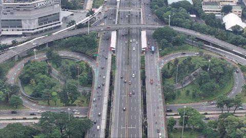 Foto udara memperlihatkan suasana lalu lintas di kawasan Semanggi, Jakarta, Kamis (3/4/2024). Sejumlah jalan protokol Jakarta, yang biasanya dipadati kendaraan, terpantau sepi pada hari keempat libur Lebaran atau Idulfitri 1446 Hijriah.