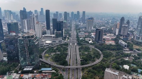 Foto udara memperlihatkan suasana lalu lintas di kawasan Semanggi, Jakarta, Kamis (3/4/2024). Sejumlah jalan protokol Jakarta, yang biasanya dipadati kendaraan, terpantau sepi pada hari keempat libur Lebaran atau Idulfitri 1446 Hijriah.