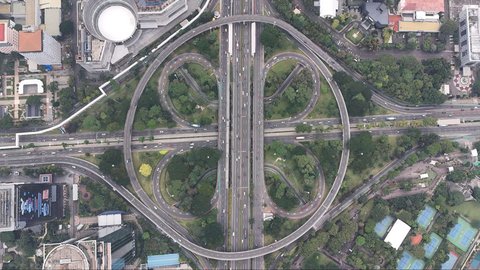 Foto udara memperlihatkan suasana lalu lintas di kawasan Semanggi, Jakarta, Kamis (3/4/2024). Sejumlah jalan protokol Jakarta, yang biasanya dipadati kendaraan, terpantau sepi pada hari keempat libur Lebaran atau Idulfitri 1446 Hijriah.
