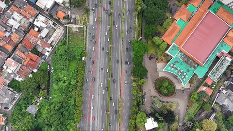 Foto udara memperlihatkan suasana lalu lintas di salah satu jalanan protokol di Jakarta, Kamis (3/4/2024). Sejumlah jalan protokol Jakarta, yang biasanya dipadati kendaraan, terpantau sepi pada hari keempat libur Lebaran atau Idulfitri 1446 Hijriah.