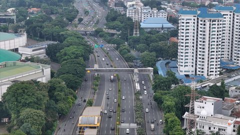 Foto udara memperlihatkan suasana lalu lintas di salah satu jalanan protokol di Jakarta, Kamis (3/4/2024). Sejumlah jalan protokol Jakarta, yang biasanya dipadati kendaraan, terpantau sepi pada hari keempat libur Lebaran atau Idulfitri 1446 Hijriah.