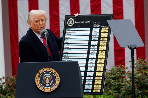 Presiden Amerika Serikat (AS) Donald Trump memperlihatkan daftar negara yang menjadi target dalam pengenaan tarif timbal balik yang baru ditetapkan di Rose Garden, Gedung Putih, Washington DC, AS, pada 2 April 2025.