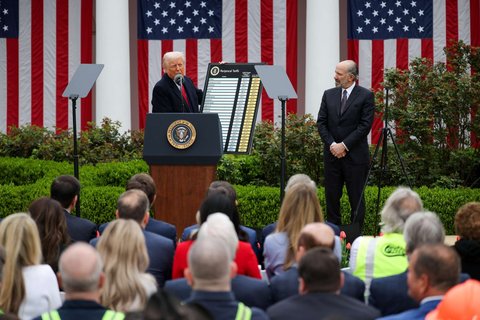 Presiden Amerika Serikat (AS) Donald Trump memperlihatkan daftar negara yang menjadi target dalam pengenaan tarif timbal balik yang baru ditetapkan di Rose Garden, Gedung Putih, Washington DC, AS, pada 2 April 2025.
