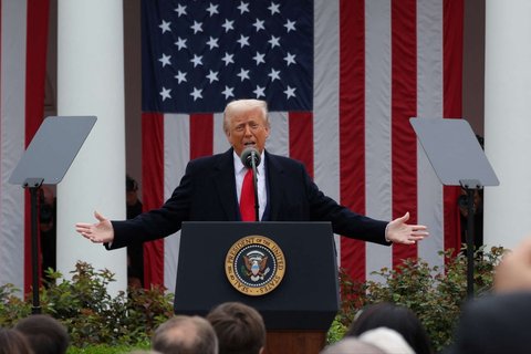 Presiden Amerika Serikat (AS) Donald Trump menyampaikan pidato terkait tarif timbal balik yang baru ditetapkan di Rose Garden, Gedung Putih, Washington DC, AS, pada 2 April 2025.
