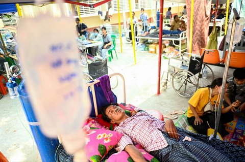 Seorang guru Myanmar, Tin Maung Htwe menerima perawatan di sebuah kompleks rumah sakit setelah lima hari terkubur reruntuhan gempa Myanmar di Sagaing, pada 3 April 2025. Dua hal yang akhirnya menyelamatkan nyawa guru Tin Maung Htwe ketika berhari-hari tertimbun reruntuhan adalah pengetahuan yang pernah dipelajarinya semasa sekolah dan air kencingnya sendiri.