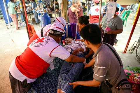 Seorang guru Myanmar, Tin Maung Htwe menerima perawatan di sebuah kompleks rumah sakit setelah lima hari terkubur reruntuhan gempa Myanmar di Sagaing, pada 3 April 2025. Dua hal yang akhirnya menyelamatkan nyawa guru Tin Maung Htwe ketika berhari-hari tertimbun reruntuhan adalah pengetahuan yang pernah dipelajarinya semasa sekolah dan air kencingnya sendiri.