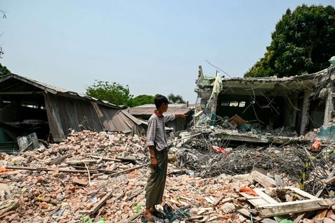 Seorang pria menunjukkan reruntuhan gempa Myanmar yang menimbun Tin Maung Htwe selama liha hari di Sagaing, pada 3 April 2025. Dua hal yang akhirnya menyelamatkan nyawa guru Tin Maung Htwe ketika berhari-hari tertimbun reruntuhan adalah pengetahuan yang pernah dipelajarinya semasa sekolah dan air kencingnya sendiri.