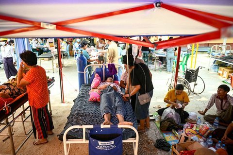 Seorang guru Myanmar, Tin Maung Htwe menerima perawatan di sebuah kompleks rumah sakit setelah lima hari terkubur reruntuhan gempa Myanmar di Sagaing, pada 3 April 2025. Dua hal yang akhirnya menyelamatkan nyawa guru Tin Maung Htwe ketika berhari-hari tertimbun reruntuhan adalah pengetahuan yang pernah dipelajarinya semasa sekolah dan air kencingnya sendiri.