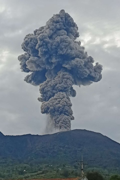 Gunung Marapi menyemburkan abu vulkanik ketika terjadi erupsi, sebagaimana terlihat dari Bukittinggi, Sumatera Barat, pada Kamis (3/4/2025).