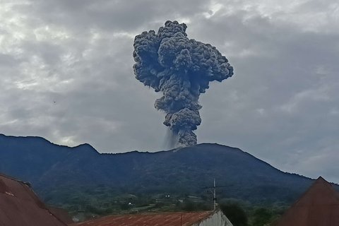 Gunung Marapi menyemburkan abu vulkanik ketika terjadi erupsi, sebagaimana terlihat dari Bukittinggi, Sumatera Barat, pada Kamis (3/4/2025).