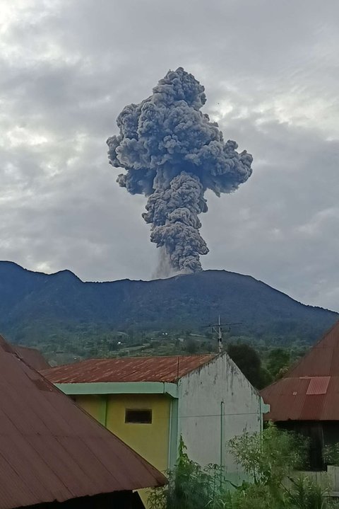 Gunung Marapi menyemburkan abu vulkanik ketika terjadi erupsi, sebagaimana terlihat dari Bukittinggi, Sumatera Barat, pada Kamis (3/4/2025).