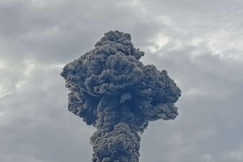 Gunung Marapi menyemburkan abu vulkanik ketika terjadi erupsi, sebagaimana terlihat dari Bukittinggi, Sumatera Barat, pada Kamis (3/4/2025).