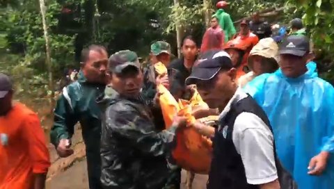 Evakuasi korban longsor di Mojokerto