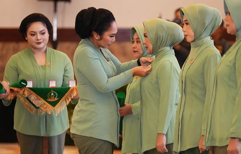 Penyematan penghargaan Lencana Setia Bakti 8, 16, dan 32 tahun kepada anggota Persit