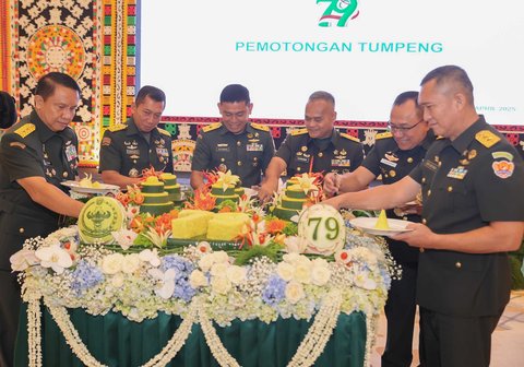 Pemotongan tumpeng oleh perwakilan prajurit yang akan memasuki masa pensiun.