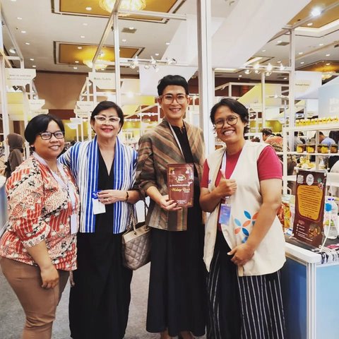 Yoga Djaya terpilih mengikuti ajang bergengsi BRI UMKM EXPO(RT) 2023. Momen saat booth Yoga Djaya dikunjungi oleh kak Asha Smara Darra, perancang busana Indonesia dan ibunda.