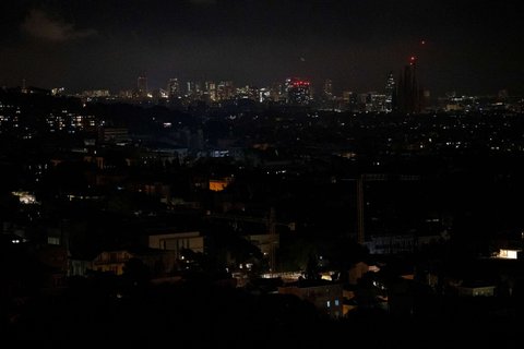 Suasana malam di Barcelona, Spanyol, selama dilanda pemadaman listrik besar-besaran atau blackout, pada Senin (28/4/2025).