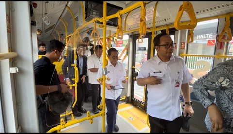 Menunggu di Halte hingga Kerja dari Bus, Pramono Ceritakan Pengalaman 'Ngantor' Naik TransJakarta