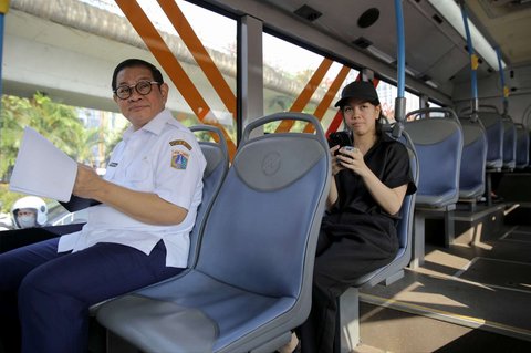 Gubernur DKI Jakarta Pramono Anung terlihat menggunakan Transjakarta saat menuju kawasan Matraman, Jakarta, Rabu (30/4/2025). Pemprov DKI Jakarta mewajibkan Aparatur Sipil Negara (ASN) naik transportasi umum ke kantor setiap Rabu. Mereka wajib menyerahkan swafoto (selfie) menaiki transportasi umum.