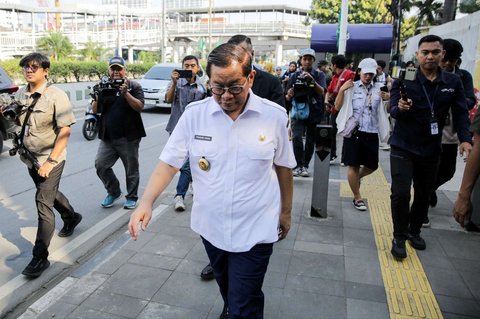 Gubernur DKI Jakarta Pramono Anung tiba setelah menggunakan Transjakarta saat menuju kawasan Matraman, Jakarta, Rabu (30/4/2025). Pemprov DKI Jakarta mewajibkan Aparatur Sipil Negara (ASN) naik transportasi umum ke kantor setiap Rabu. Mereka wajib menyerahkan swafoto (selfie) menaiki transportasi umum.