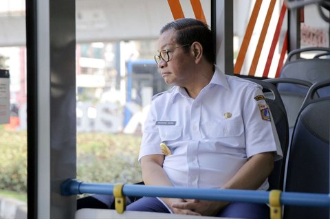Gubernur DKI Jakarta Pramono Anung terlihat menggunakan Transjakarta saat menuju kawasan Matraman, Jakarta, Rabu (30/4/2025). Pemprov DKI Jakarta mewajibkan Aparatur Sipil Negara (ASN) naik transportasi umum ke kantor setiap Rabu. Mereka wajib menyerahkan swafoto (selfie) menaiki transportasi umum.