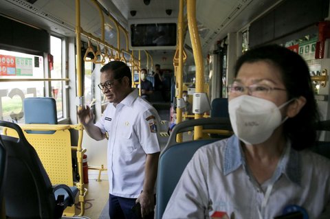 Gubernur DKI Jakarta Pramono Anung menggunakan Transjakarta saat menuju kawasan Matraman, Jakarta, Rabu (30/4/2025). Pemprov DKI Jakarta mewajibkan Aparatur Sipil Negara (ASN) naik transportasi umum ke kantor setiap Rabu. Mereka wajib menyerahkan swafoto (selfie) menaiki transportasi umum.