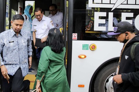 Gubernur DKI Jakarta Pramono Anung menggunakan Transjakarta saat menuju kawasan Matraman, Jakarta, Rabu (30/4/2025). Pemprov DKI Jakarta mewajibkan Aparatur Sipil Negara (ASN) naik transportasi umum ke kantor setiap Rabu. Mereka wajib menyerahkan swafoto (selfie) menaiki transportasi umum.