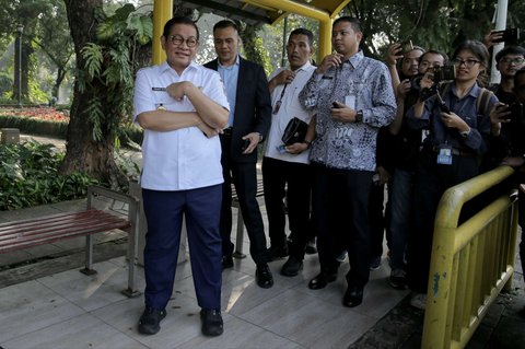 Gubernur DKI Jakarta Pramono Anung berada di halte saat hendak menggunakan Transjakarta menuju kawasan Matraman, Jakarta, Rabu (30/4/2025). Pemprov DKI Jakarta mewajibkan Aparatur Sipil Negara (ASN) naik transportasi umum ke kantor setiap Rabu. Mereka wajib menyerahkan swafoto (selfie) menaiki transportasi umum.